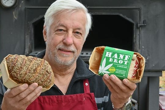 Wolfgang Scharmer, Bäckermeister im Ruhestand, zeigt sein Hanfbrot und die Backmischung.