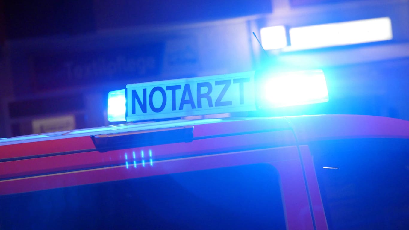 Blaulicht leuchtet auf einem Notarzt-Fahrzeug (Symbolbild): Ein 25-Jähriger und der 22-jährige Fahrer wurden durch die Angreifer verletzt.