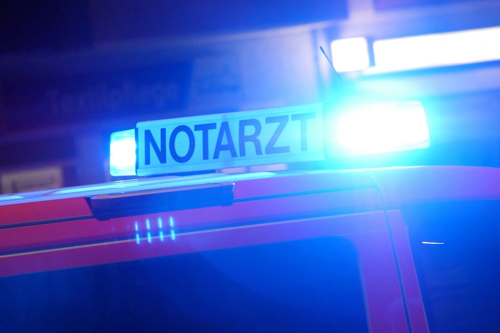 Blaulicht leuchtet auf einem Notarzt-Fahrzeug (Symbolbild): Ein 25-Jähriger und der 22-jährige Fahrer wurden durch die Angreifer verletzt.