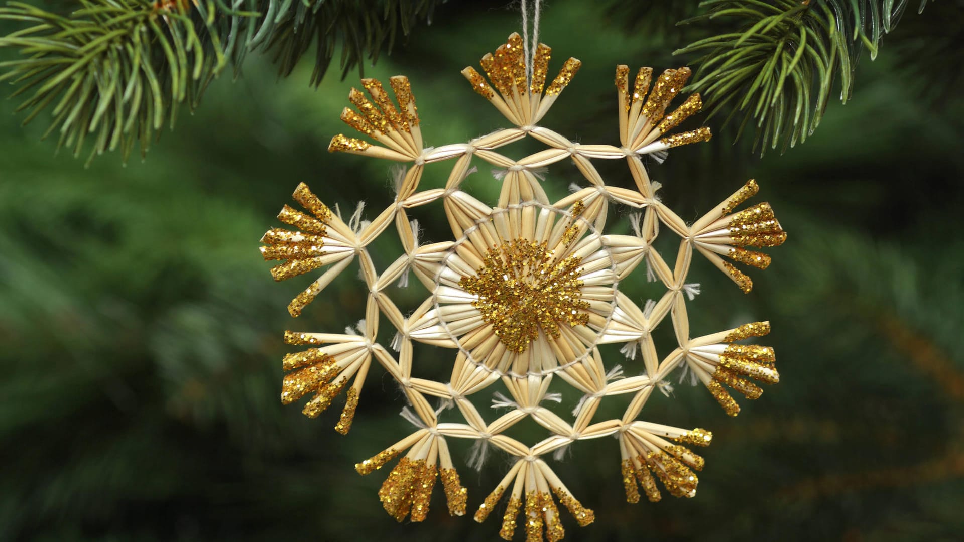 Baumschmuck: Strohsterne gehören zur klassischen Weihnachtsbaumdeko.