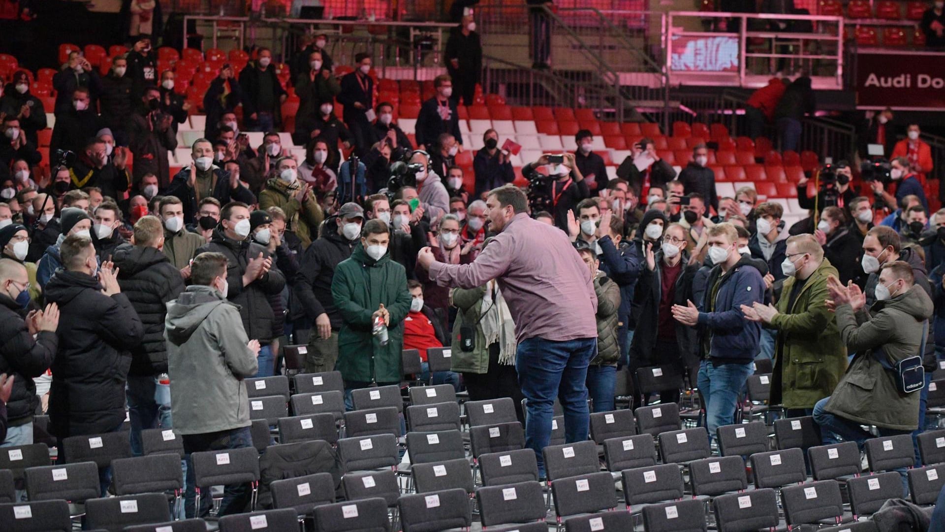 Tumultartige Szenen auf der JHV des FC Bayern: Nachdem ein Mitglied seinen Vortrag nicht auf der Bühne halten durfte, hält er seine Rede spontan noch im Saal, als die Vorstände schon gegangen sind.