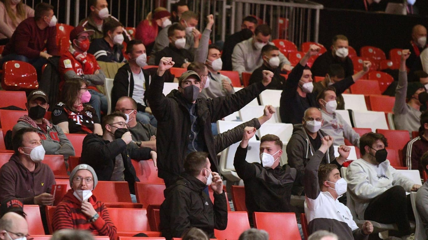 Aufgebrachte Vereinsmitglieder skandieren während der Jahreshauptversammlung unter anderem "Wir sind die Fans, die ihr nicht wollt" in Richtung Klubspitze.