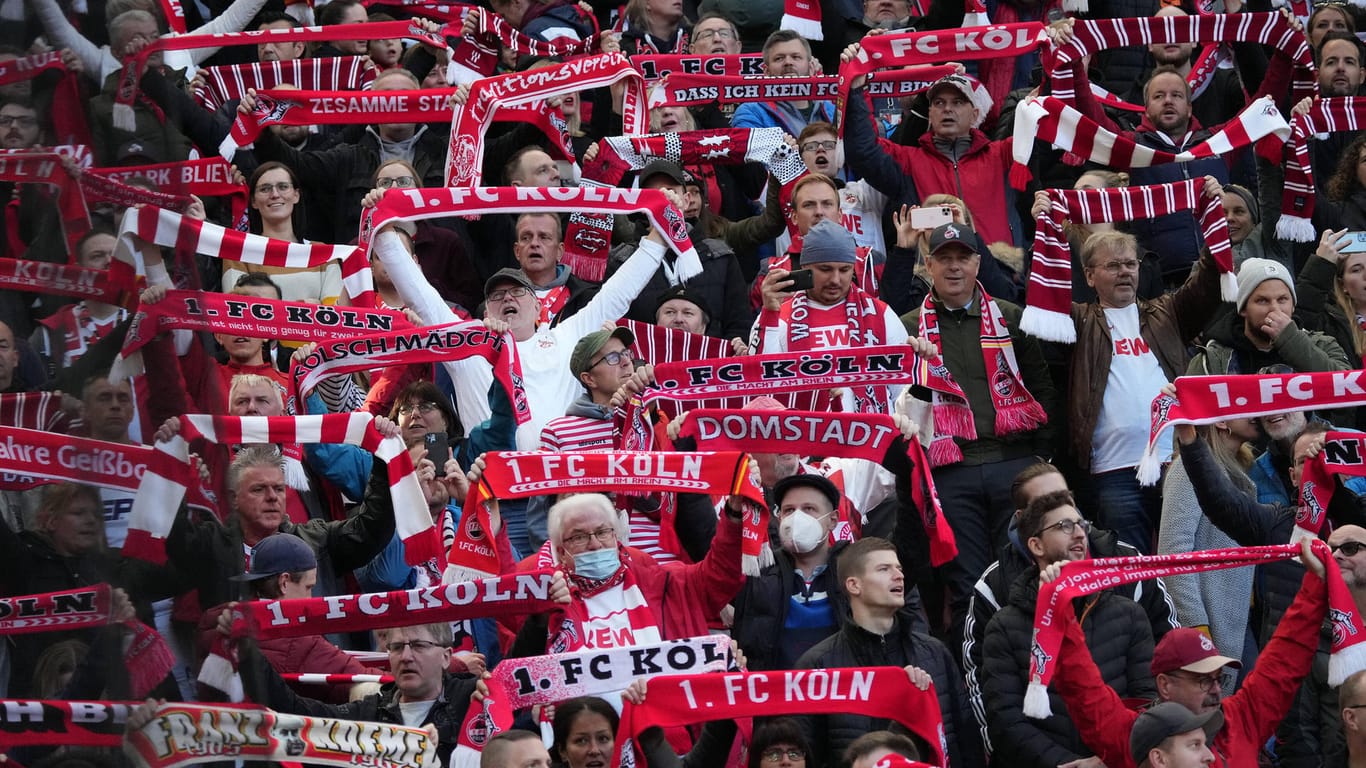 Fans des 1. FC Köln im Stadion beim Spiel gegen Leverkusen Ende Oktober (Archivbild): Am Samstag sind in der Rheinenergie-Arena 50.000 Zuschauer zugelassen.