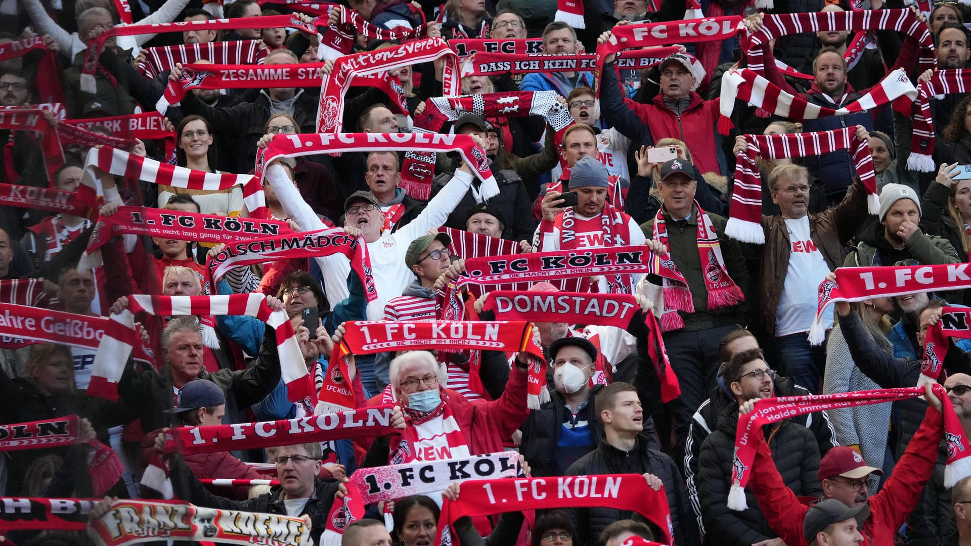 Fans des 1. FC Köln im Stadion beim Spiel gegen Leverkusen Ende Oktober (Archivbild): Am Samstag sind in der Rheinenergie-Arena 50.000 Zuschauer zugelassen.