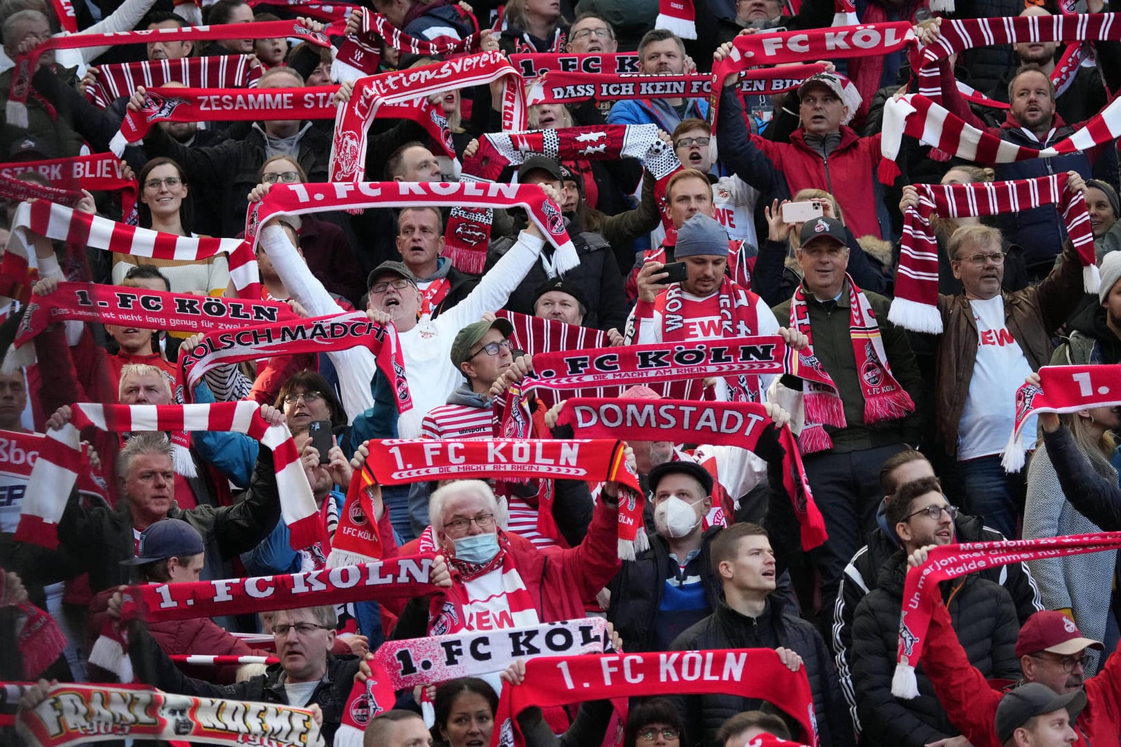 Fans des 1. FC Köln im Stadion beim Spiel gegen Leverkusen Ende Oktober (Archivbild): Am Samstag sind in der Rheinenergie-Arena 50.000 Zuschauer zugelassen.