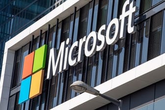 Das Logo von Microsoft hängt an der Fassade eines Bürogebäudes im Münchener Stadtteil Schwabing.