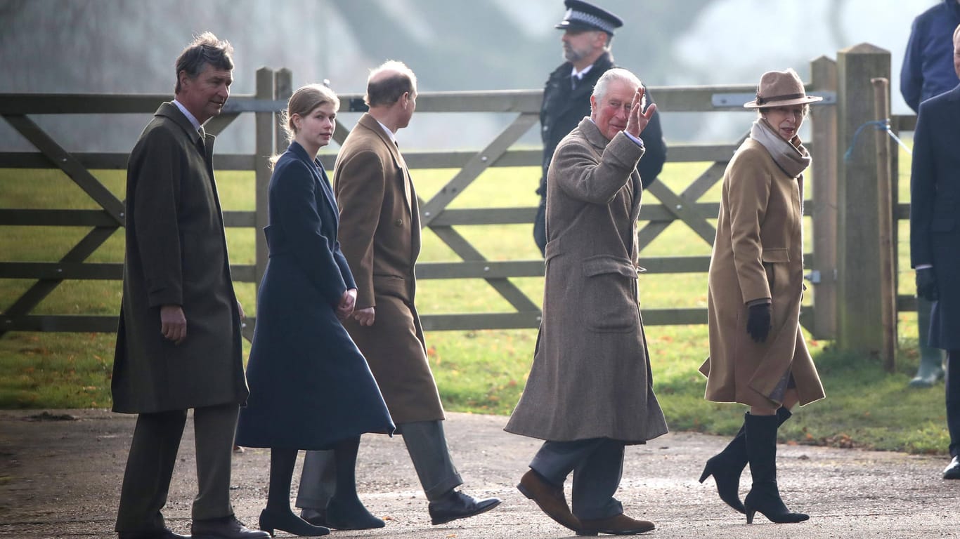 Königliche Familie: Sir Tim Laurence, Lady Louise Windsor, Prinz Andrew, Prinz Charles und Prinzessin Anne.