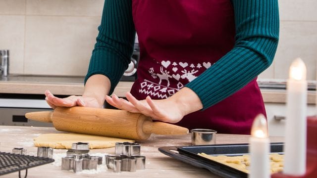 Kneten, Rollen, Ausstechen: Plätzchen backen in der Adventszeit ist für viele Menschen eine liebgewonnene Tradition.