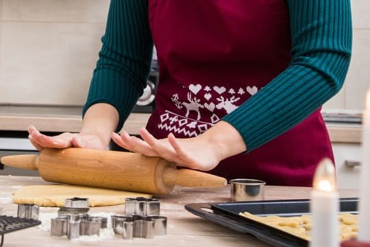 Kneten, Rollen, Ausstechen: Plätzchen backen in der Adventszeit ist für viele Menschen eine liebgewonnene Tradition.