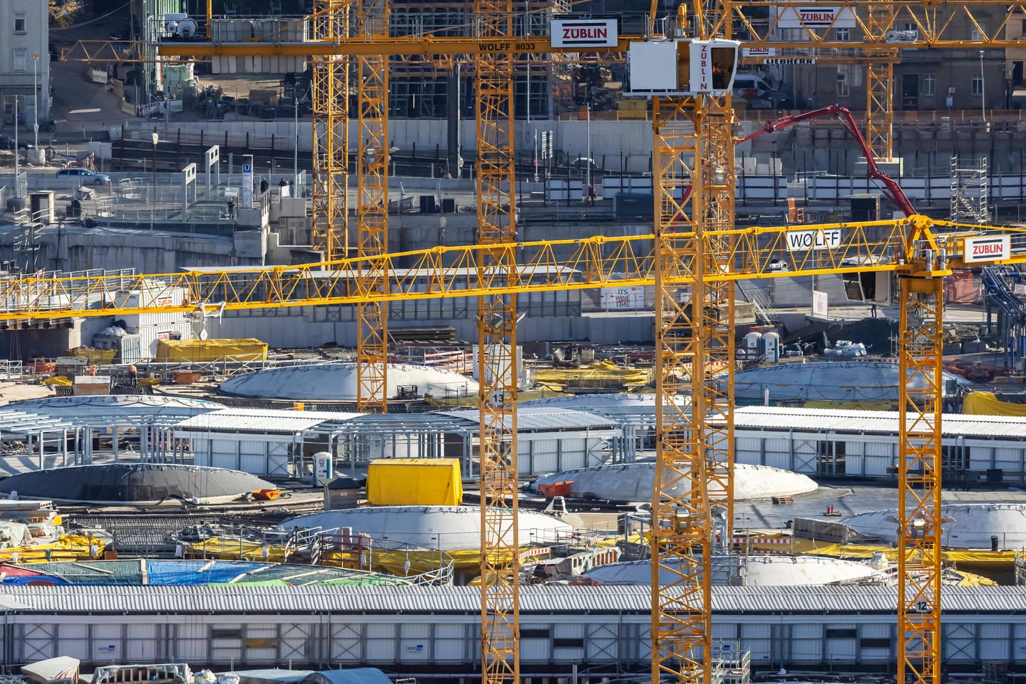 Baustelle am Hauptbahnhof Stuttgart: Seit 2010 laufen Bauarbeiten im Rahmen des Projekts Stuttgart 21. Baustelle am Hauptbahnhof Stuttgart: Seit 2010 laufen Bauarbeiten im Rahmen des Projekts Stuttgart 21.