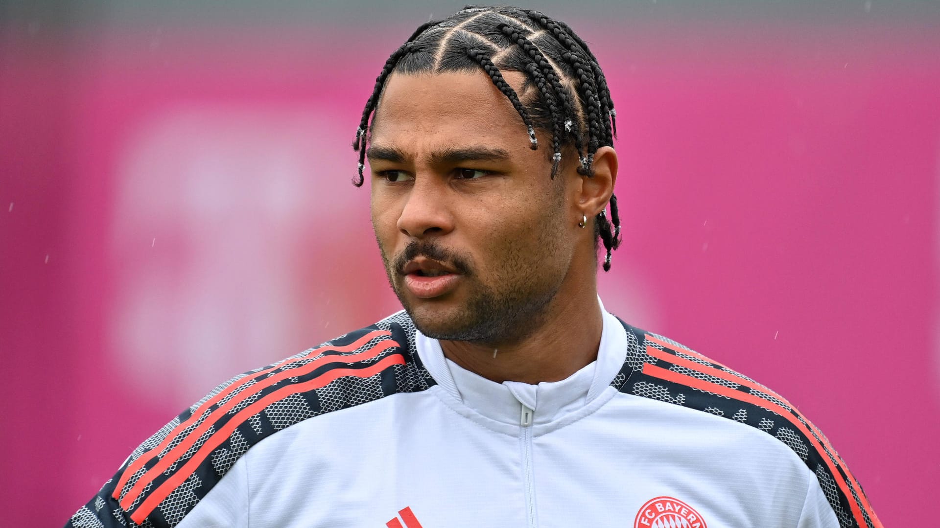 Serge Gnabry: Der Flügelspieler, der seit 2017 im Team ist, darf die Quarantäne verlassen.