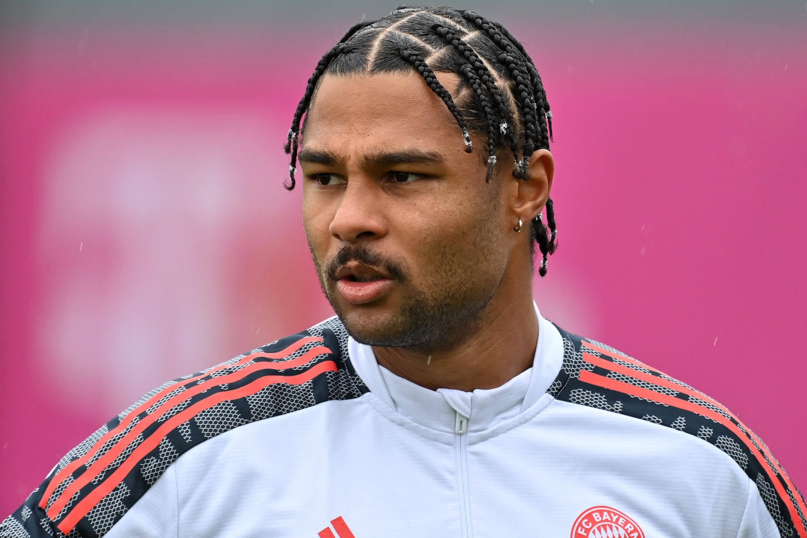 Serge Gnabry: Der Flügelspieler, der seit 2017 im Team ist, darf die Quarantäne verlassen.