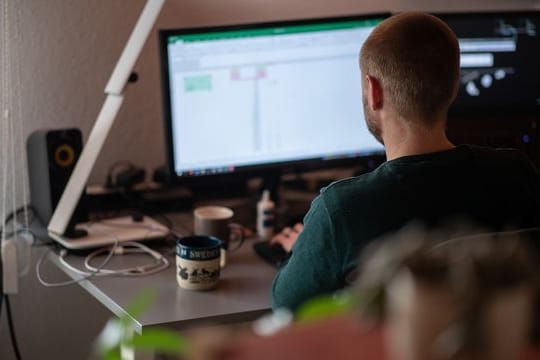 Führungskräfte aus Unternehmen in Deutschland stehen der Arbeit ihrer Beschäftigten im Homeoffice häufig skeptisch gegenüber.