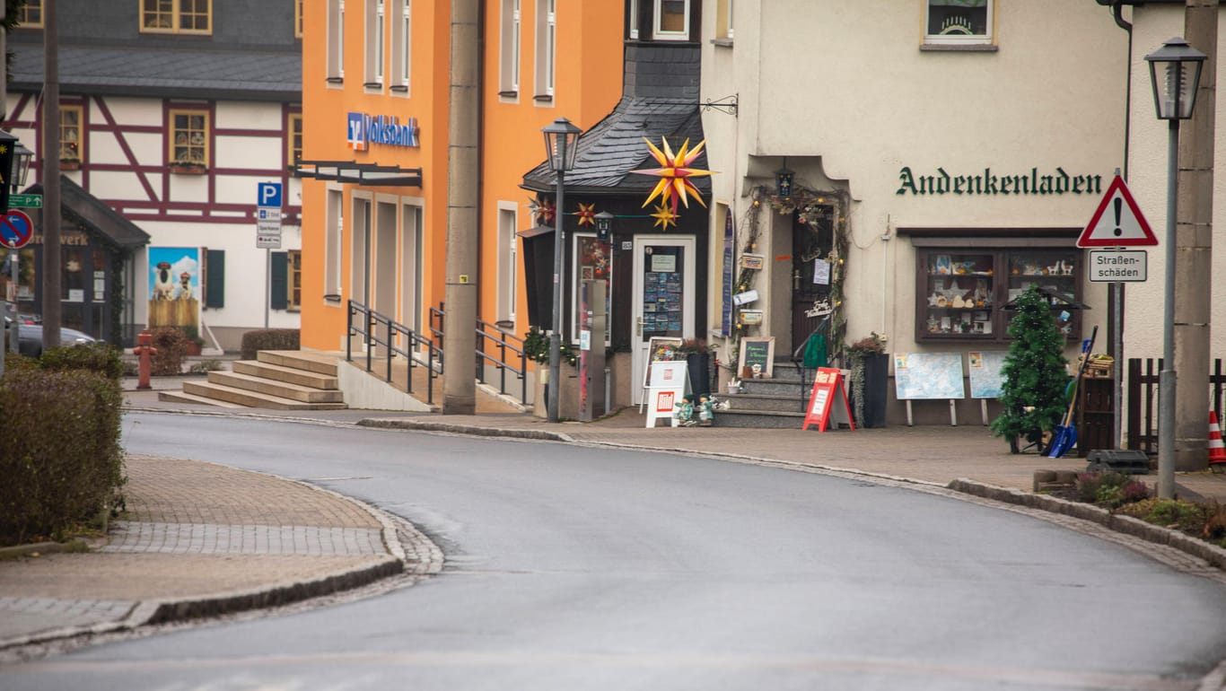 Straße in Seiffen im Erzgebirgskreis: Der Landkreis weist aktuell die deutschlandweit höchste Corona-Inzidenz auf. (Archivfoto)