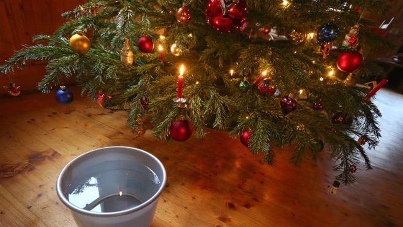 Mitgedacht: Hier steht der Löscheimer gleich in Griffweite des Weihnachtsbaums.