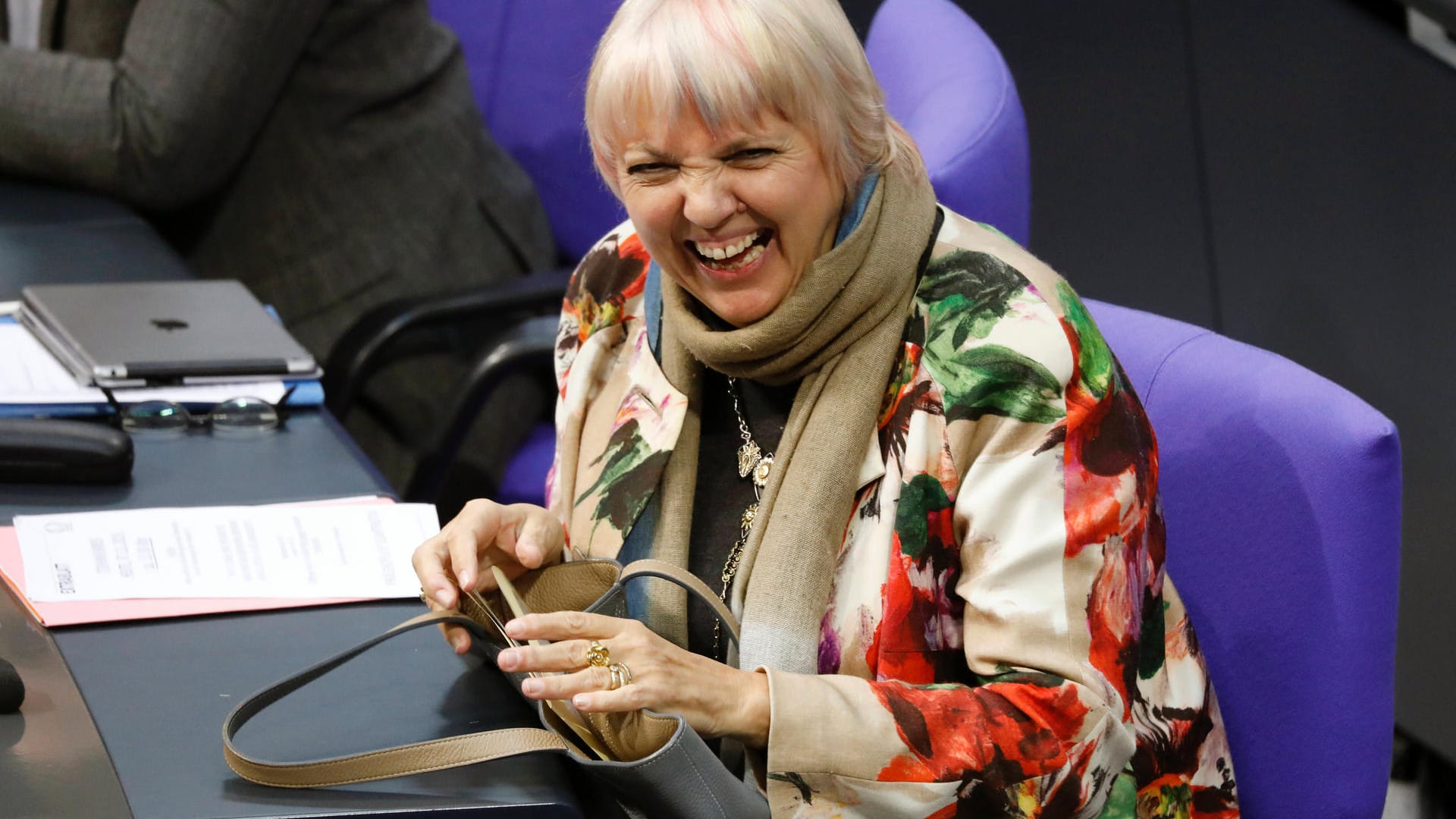 Claudia Roth als Bundestagsvizepräsidentin: Sie lachte viel, griff aber gerade bei Pöbeleien aus dem rechten Spektrum auch oft durch.