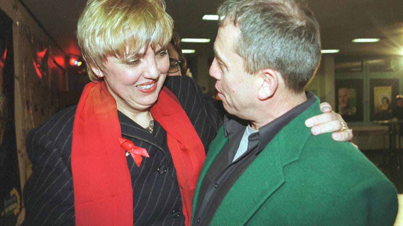 Claudia Roth 2001 mit "Lindenstraße"-Star Franz Rampelmann: Die beiden trafen sich bei einem Konzert der Nachfolgeband von "Ton, Steine, Scherben". Roth war Managerin der Erfolgsgruppe.