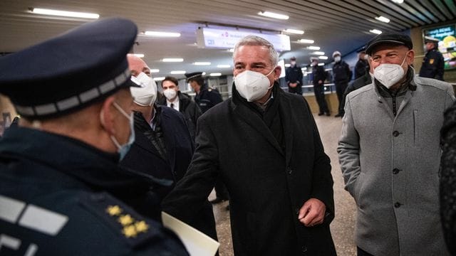 Minister sehen sich 3G-Kontrollen in Stadtbahn an Minister sehen sich 3G-Kontrollen in Stadtbahn an