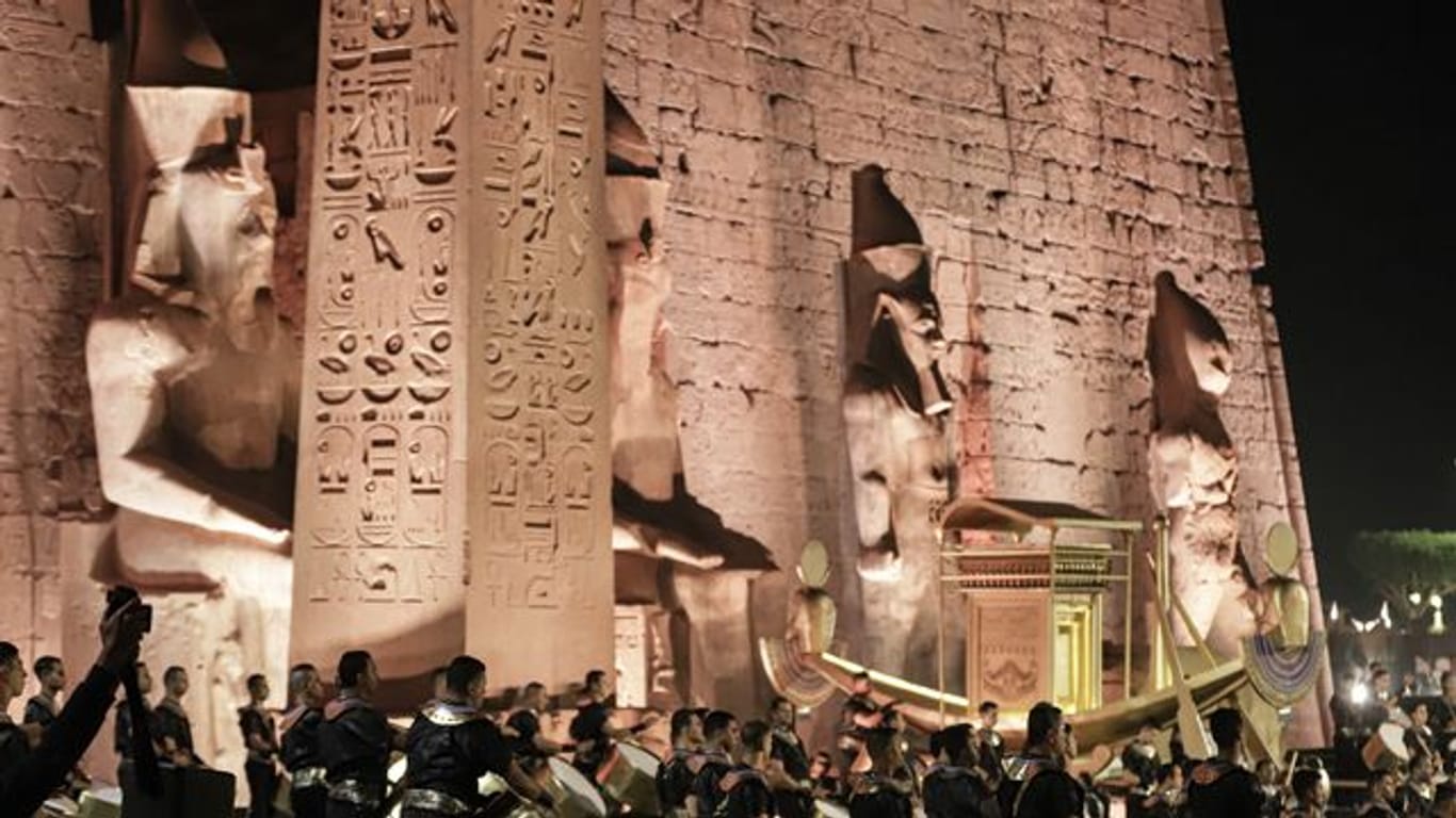 Männer in Pharaonenkostümen trommeln bei der feierlichen Wiedereröffnung der Allee der Sphinxen.