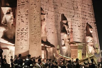 Männer in Pharaonenkostümen trommeln bei der feierlichen Wiedereröffnung der Allee der Sphinxen.