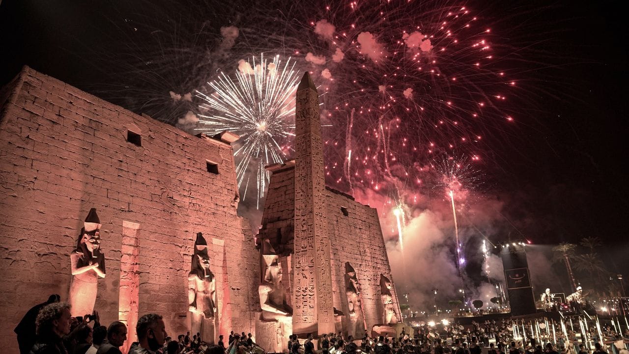 Ein Feuerwerk erhellt den Himmel bei der feierlichen Wiedereröffnung der Allee der Sphinxen.