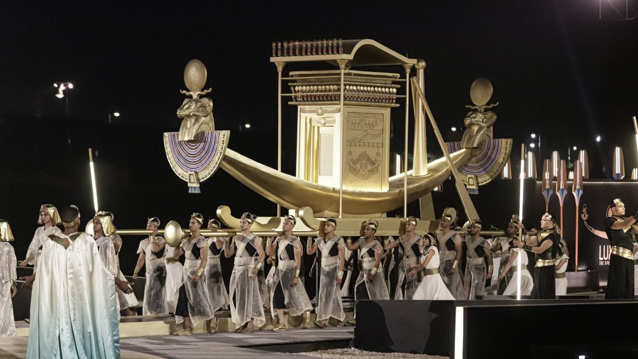 Bei der Parade zogen Hunderte Darsteller in Kostümen über die Allee ziehen, die zwei berühmte Tempel miteinander verbindet.