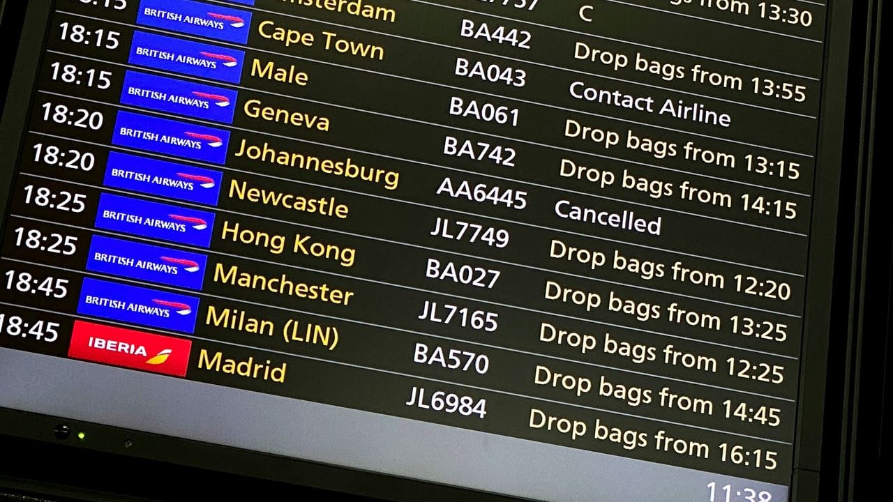 Auf einer Abflugsanzeige ist zu lesen, dass der Flug nach Johannesburg in Südafrika annulliert wurde. Auf einer Abflugsanzeige ist zu lesen, dass der Flug nach Johannesburg in Südafrika annulliert wurde.