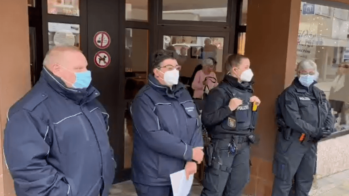 Versperrter Zutritt: In Erbach im Odenwald hat die Kreisverwaltung die Filialen einer Bäckerei schließen lassen. Während der Maßnahme mussten Ordnungsamt und Polizei Menschen zurückhalten, die dennoch in das Café wollten.