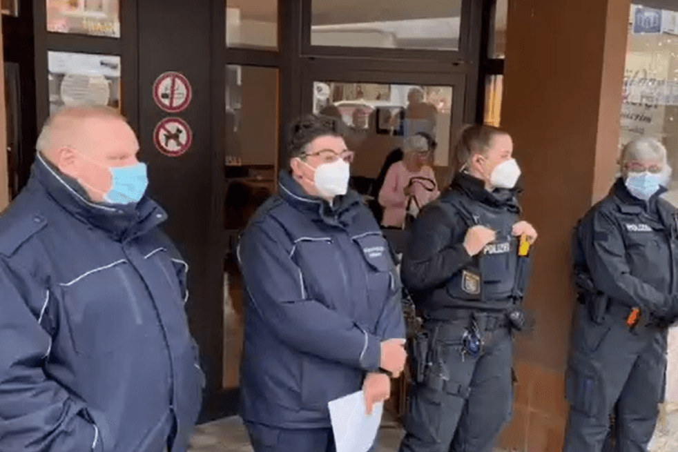 Versperrter Zutritt: In Erbach im Odenwald hat die Kreisverwaltung die Filialen einer Bäckerei schließen lassen. Während der Maßnahme mussten Ordnungsamt und Polizei Menschen zurückhalten, die dennoch in das Café wollten.