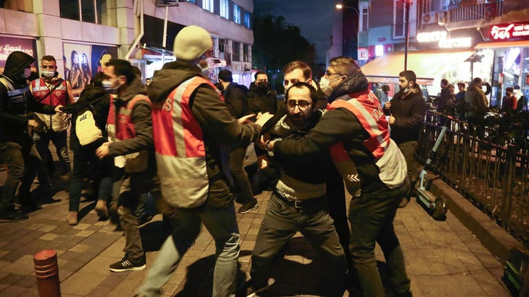 Sind wütend: Diese Woche demonstrierten viele Türken gegen die Entwertung der Lira. Die Polizei ging teils harsch gegen die Demonstranten vor.