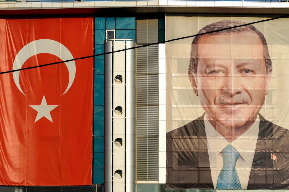 Gefallener Held? Immer mehr Türken wenden sich wegen seiner Geldpolitik von Erdoğan und der AKP ab. (Archivbild)