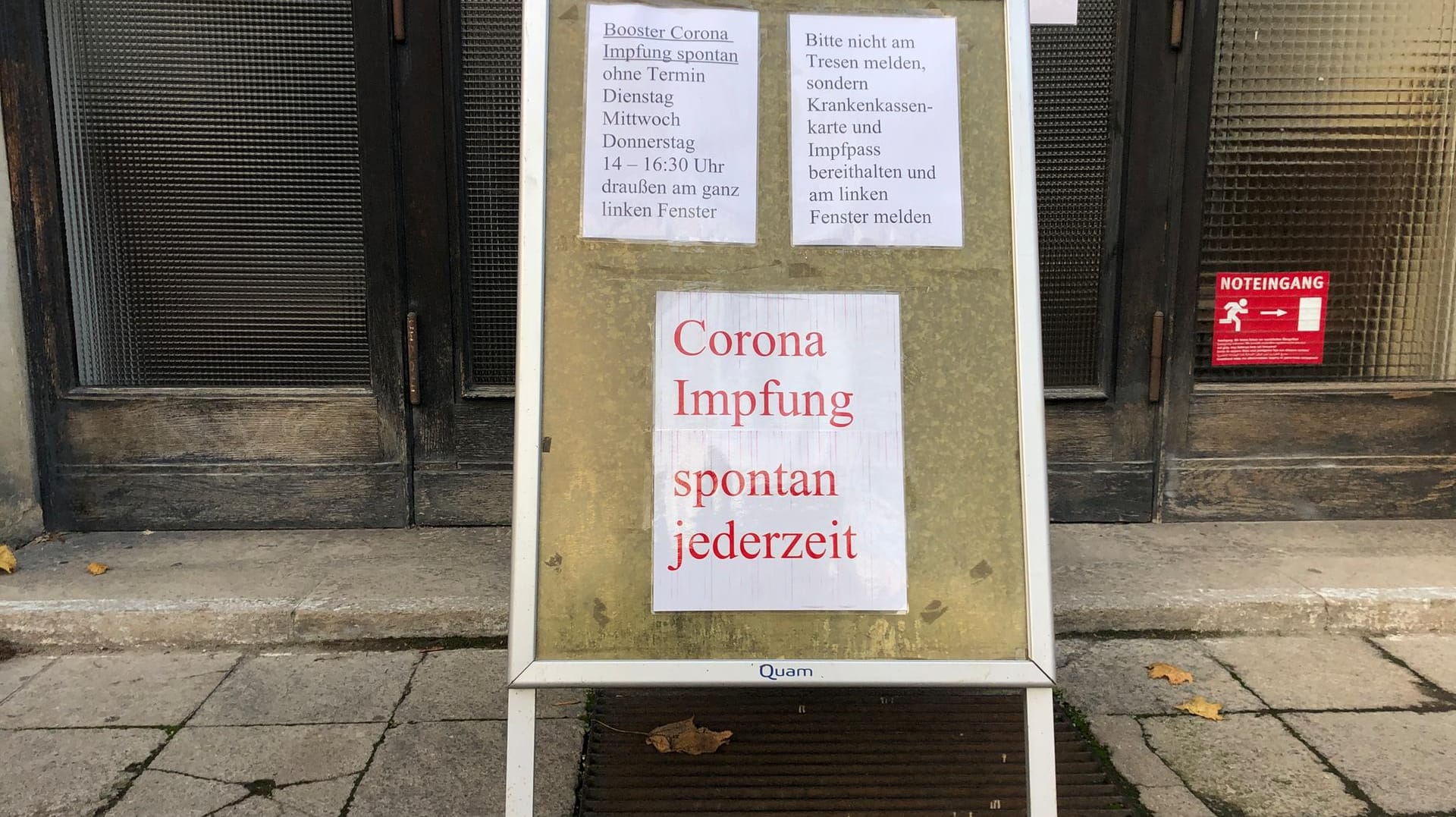 Ein Schild mit der Aufschrift "Corona Impfung, spontan jederzeit" vor der Praxis Weber und Klonz. Das spontane Impfangebot wird hier gut angenommen.