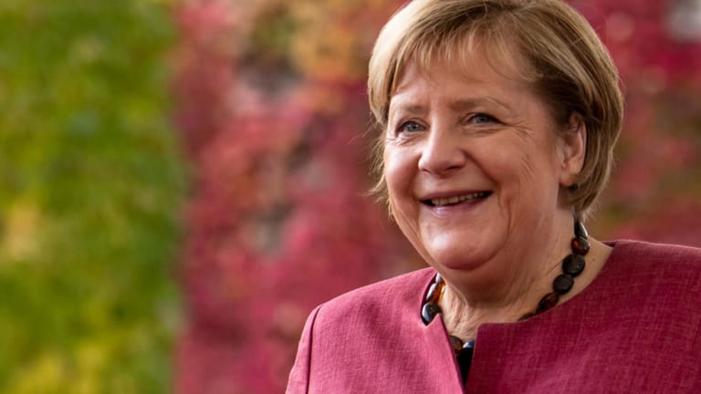 Angela Merkel freut sich: Kommende Woche verabschiedet sich die Bundeswehr von der scheidenden Kanzlerin.