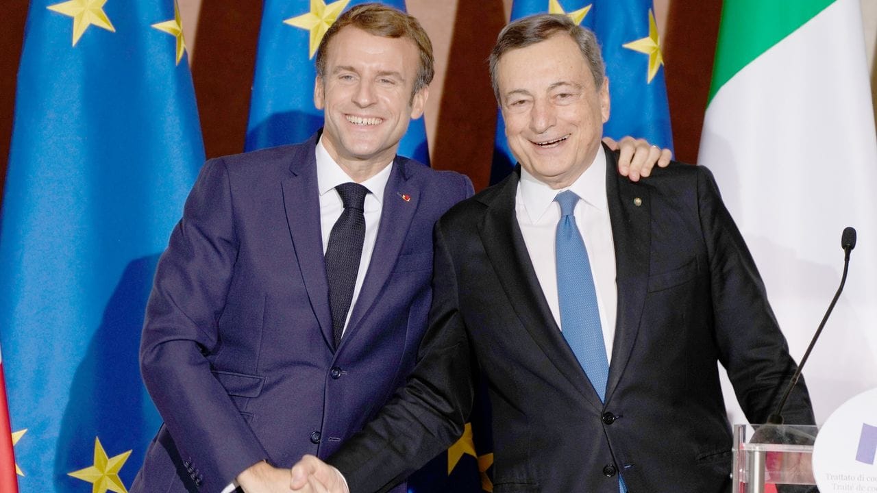 Emmanuel Macron (l), Präsident von Frankreich, und Mario Draghi, Premierminister von Italien, reichen sich anlässlich der Unterzeichnung des französisch-italienischen Quirinalvertrags die Hand.