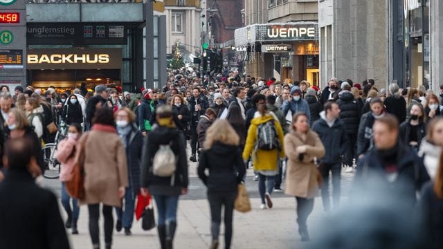 Menschen gehen dicht gedrängt zum Einkaufen