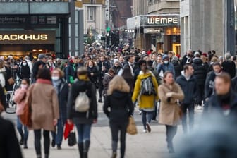 Menschen gehen dicht gedrängt zum Einkaufen