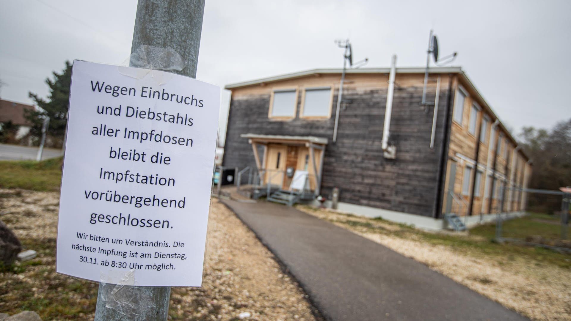 Ein Schild vor einer Impfstelle: Sie ist nach einem Einbruch geschlossen. Ein Schild vor einer Impfstelle: Sie ist nach einem Einbruch geschlossen.