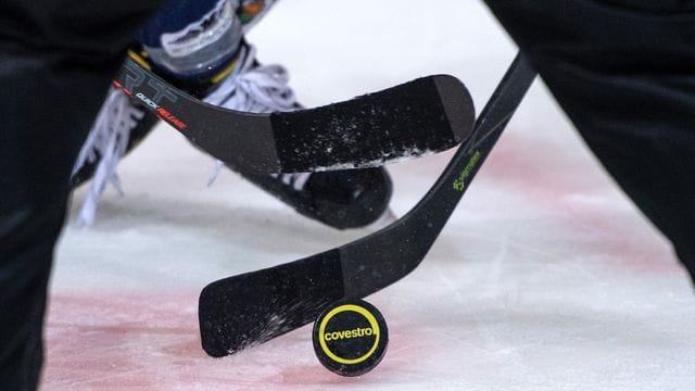 Mehrere Eishockeyspieler kämpfen um den Puck