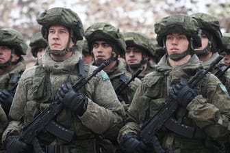 Russische Soldaten: Zuletzt kam es vermehrt zu Truppenbewegung im Grenzgebiet zur Ukraine. (Symbolfoto)