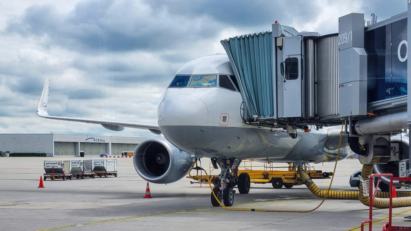 Passagiermaschine am Flughafen München (Symbolbild): Fluggäste aus Südafrika müssen nach der Ankunft in Quarantäne.
