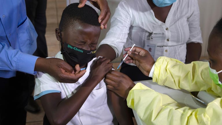 Ein Junge bekommt eine Corona-Impfung: In Südafrika sind bislang nur über 23 Prozent der Bevölkerung doppelt geimpft.