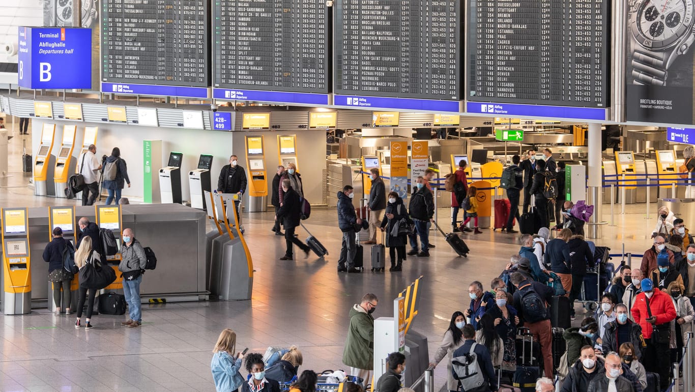 Flughafen in Frankfurt am Main: Fluggesellschaften dürfen nur noch deutsche Staatsbürger aus Südafrika einfliegen.