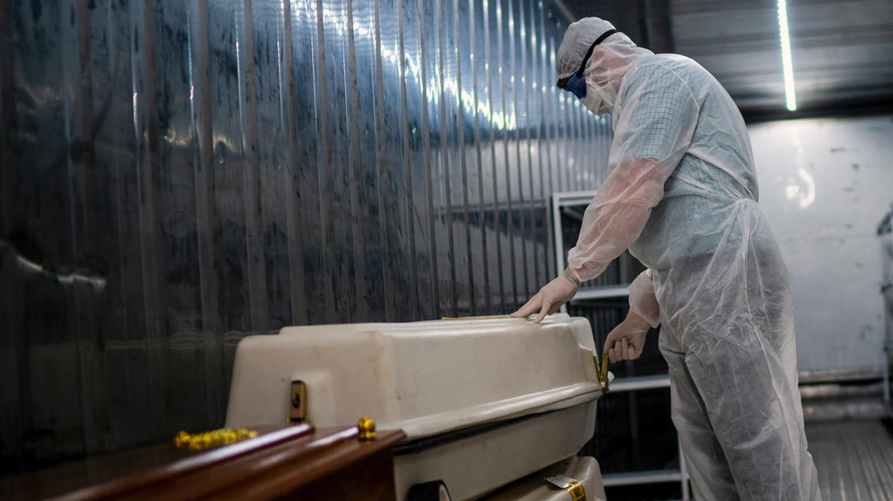 ein-angestellter-einer-leichenhalle-in-j