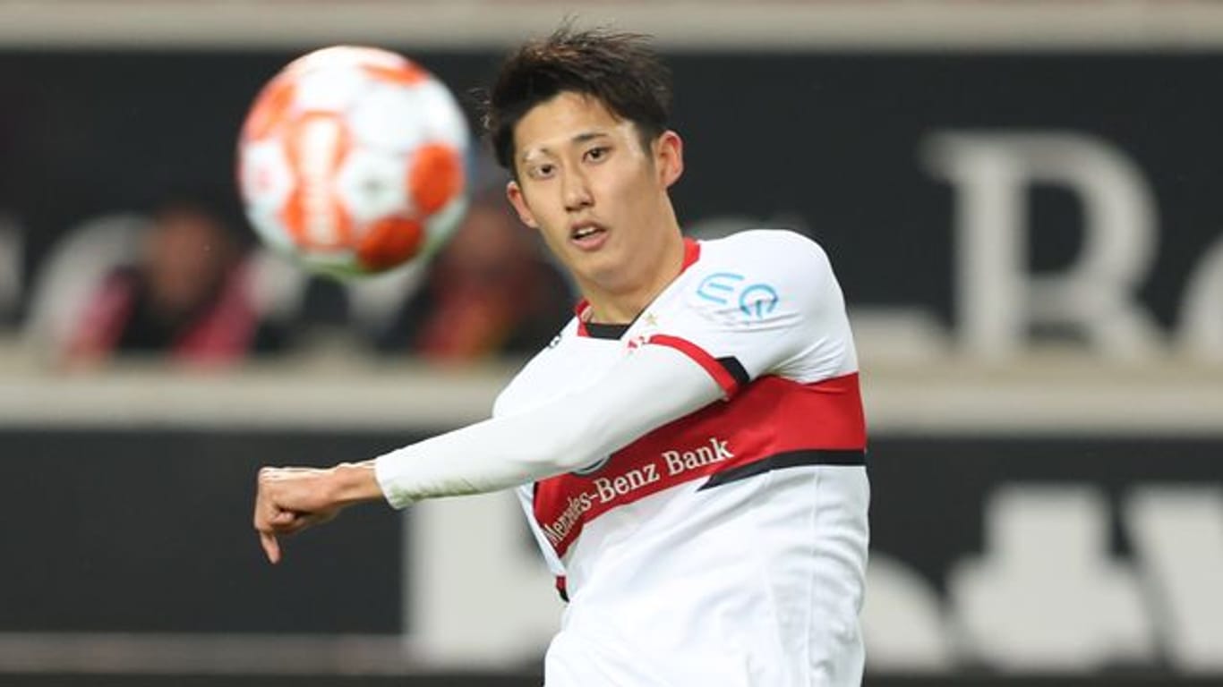 Stuttgarts Hiroki Ito schiesst das Tor zum 1:0