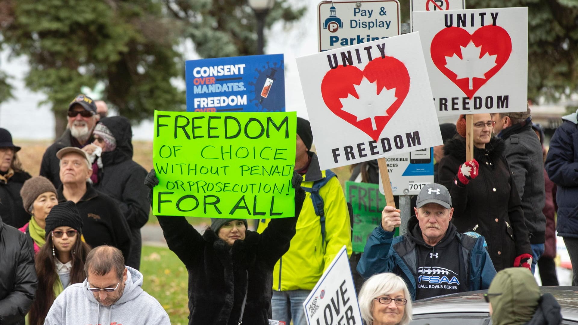 In Kingston/Kanada protestieren Bürger gegen eine Impfpflicht (Archivbild): Ein neues Gesetz soll bestimmte Proteste unter Strafe stellen.