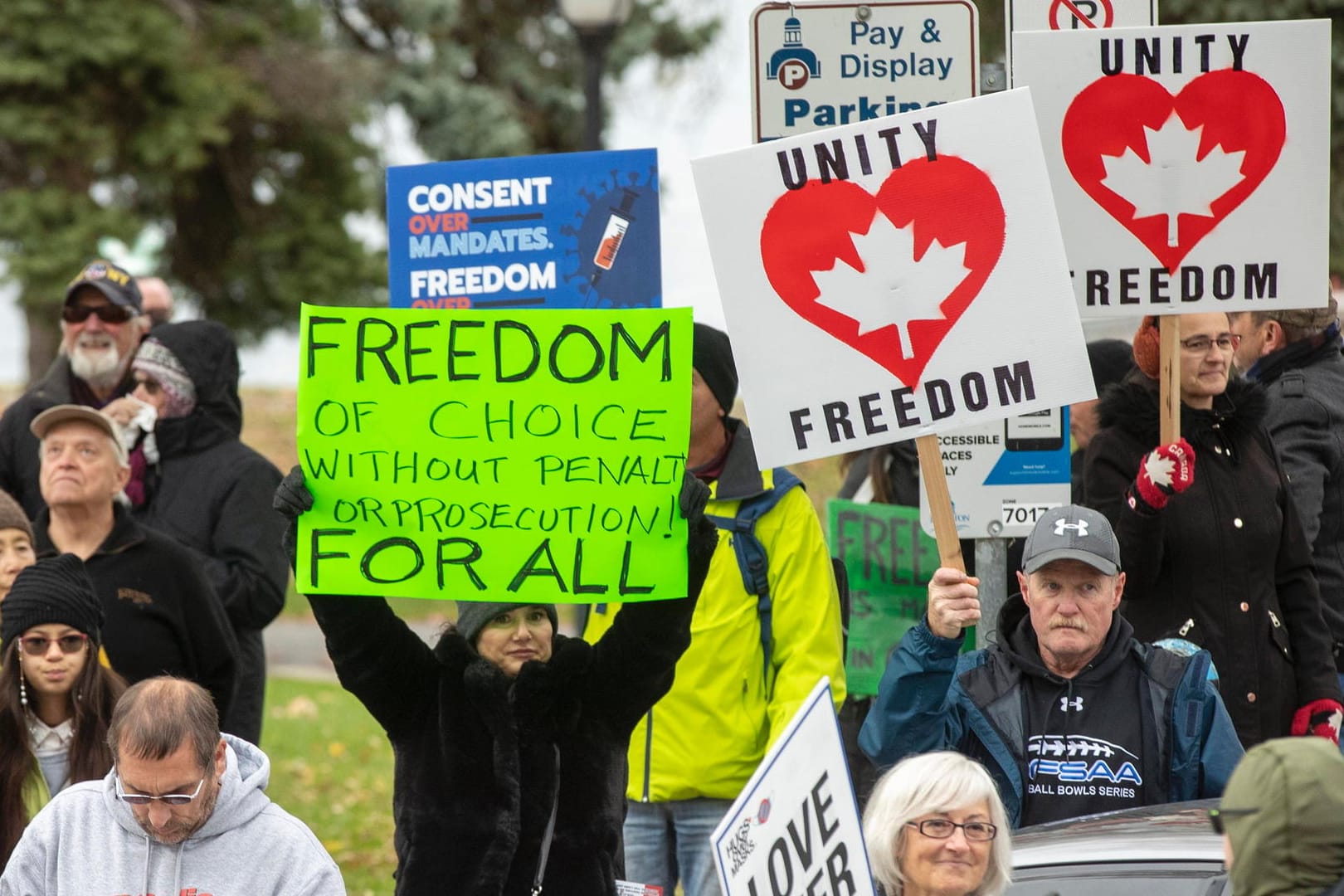 In Kingston/Kanada protestieren Bürger gegen eine Impfpflicht (Archivbild): Ein neues Gesetz soll bestimmte Proteste unter Strafe stellen.