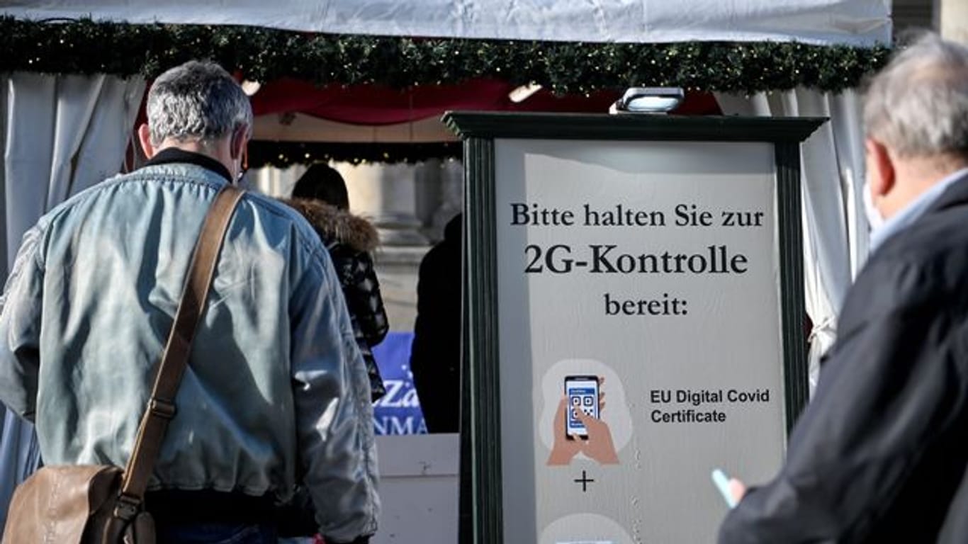 Besucher stehen bei der 2G-Kontrolle am Eingang vor einem Weihnachtsmarkt an: Die 2G-Regelung hat sich in Berlin verschärft.