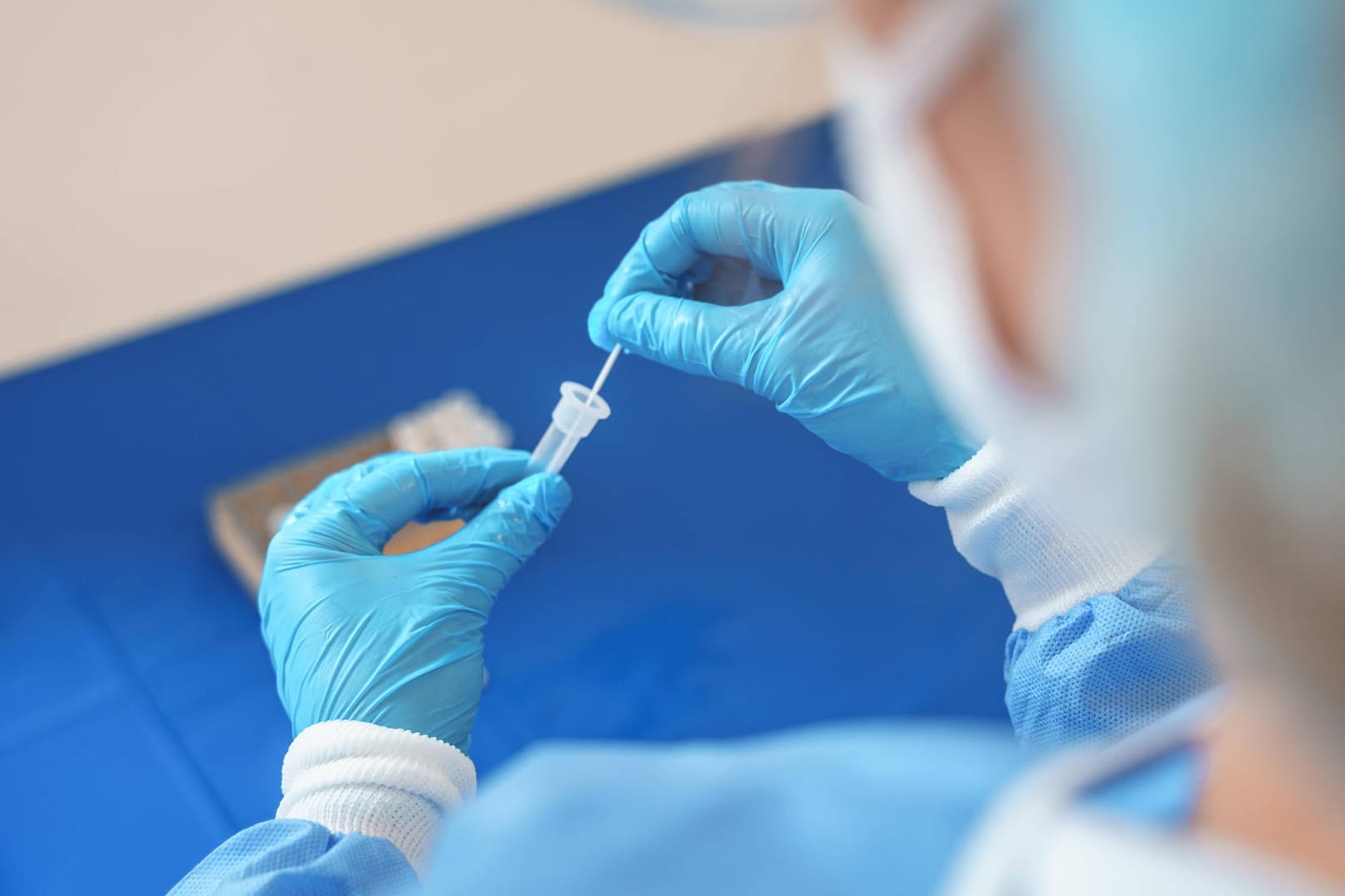 In einem Labor wird eine Probe auf Corona untersucht (Symbolbild): Dem RKI werden weiter hohe Infektionszahlen gemeldet.