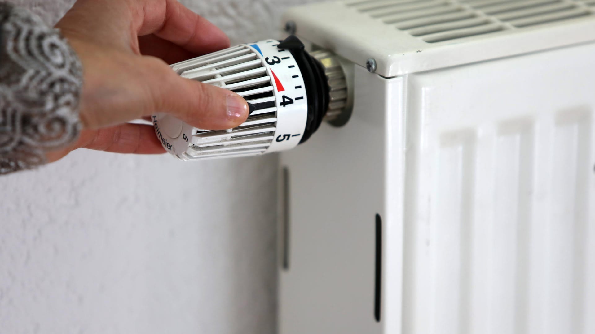Ein Heizungsregler in einer Wohnung wird aufgedreht (Symbolbild): Die Gaspreise sollen bald drastisch steigen, sagt ein Verbraucherportal. Ein Heizungsregler in einer Wohnung wird aufgedreht (Symbolbild): Die Gaspreise sollen bald drastisch steigen, sagt ein Verbraucherportal.
