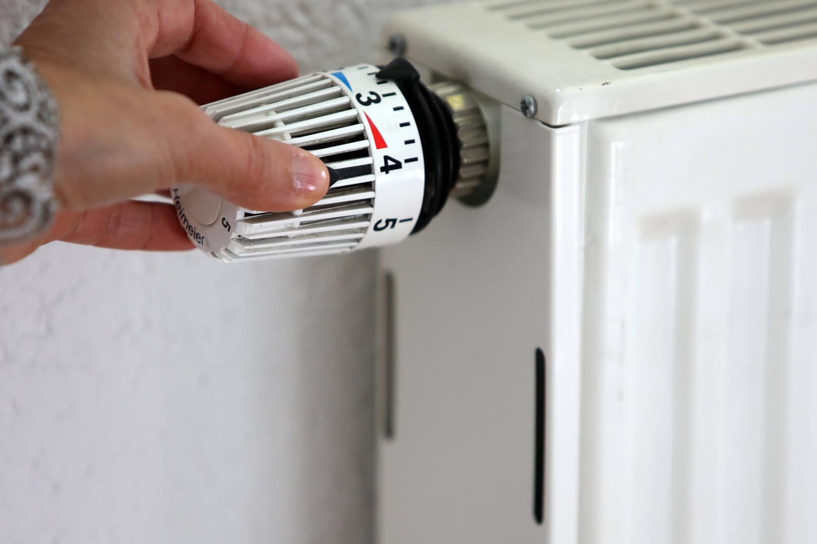 Ein Heizungsregler in einer Wohnung wird aufgedreht (Symbolbild): Die Gaspreise sollen bald drastisch steigen, sagt ein Verbraucherportal. Ein Heizungsregler in einer Wohnung wird aufgedreht (Symbolbild): Die Gaspreise sollen bald drastisch steigen, sagt ein Verbraucherportal.